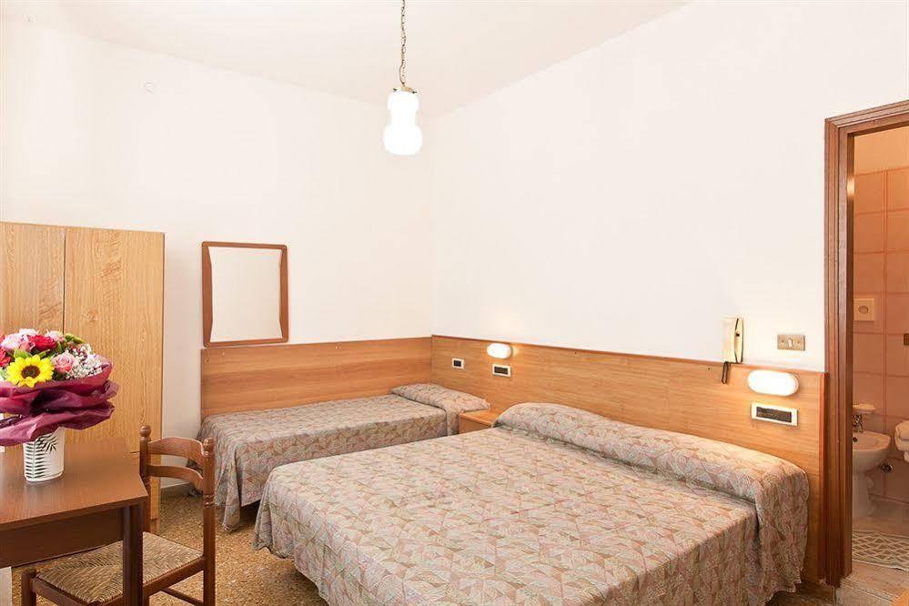 Hotel Manzoni Lido di Jesolo Eksteriør billede